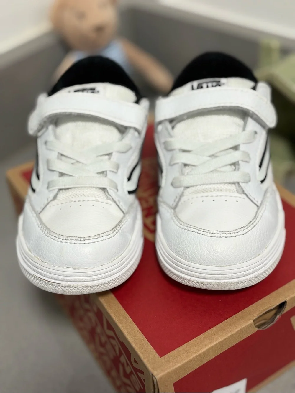 Vans Hylane V leather sneakers size 10T